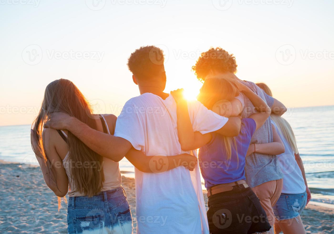 groep van gelukkig vrienden hebben pret Bij oceaan strand foto