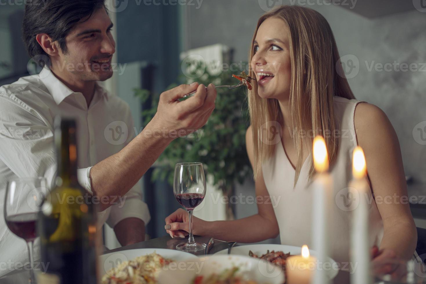 paar genieten van een romantisch avondeten door kaarslicht. foto