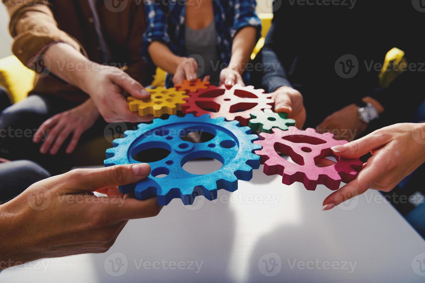 bedrijf team aansluiten stukken van versnellingen Leuk vinden een samenspel en partners foto