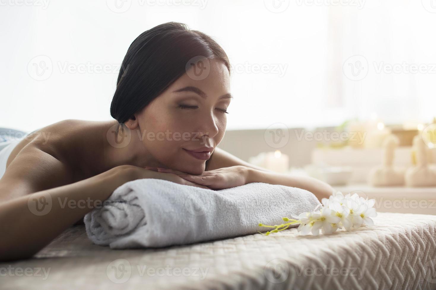 vrouw ontspannende met een massage in een spa centrum foto