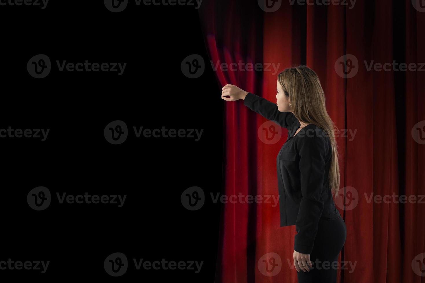 vrouw Open rood gordijnen van de theater stadium foto