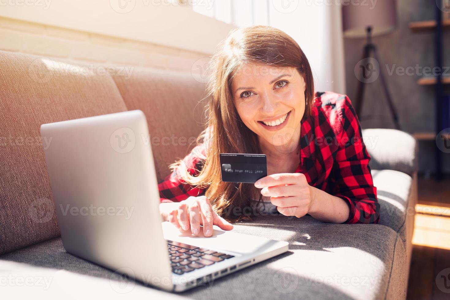 meisje is klaar naar betalen met credit kaart Aan een online op te slaan foto