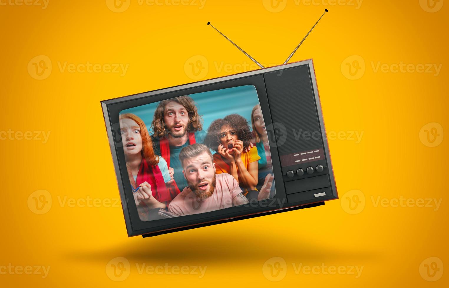 wijnoogst TV geschorst in de lucht Aan een geel achtergrond foto