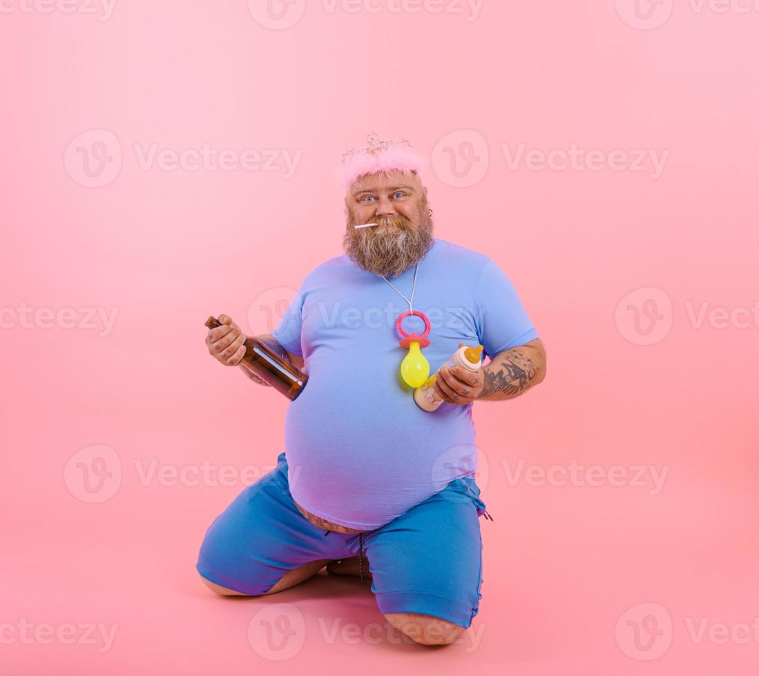 dik gelukkig Mens handelingen Leuk vinden een gelukkig baby maar drankjes bier foto