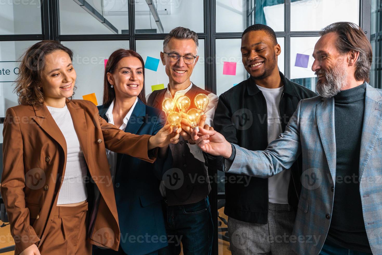 samenspel en brainstorming concept met zakenlieden dat delen een idee met een lamp foto