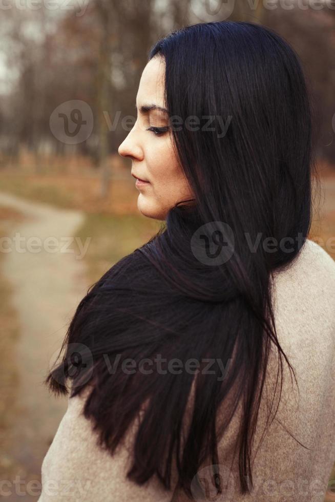 portret van brunette vrouw met dik mooi lang haar- dichtbij buitenshuis foto