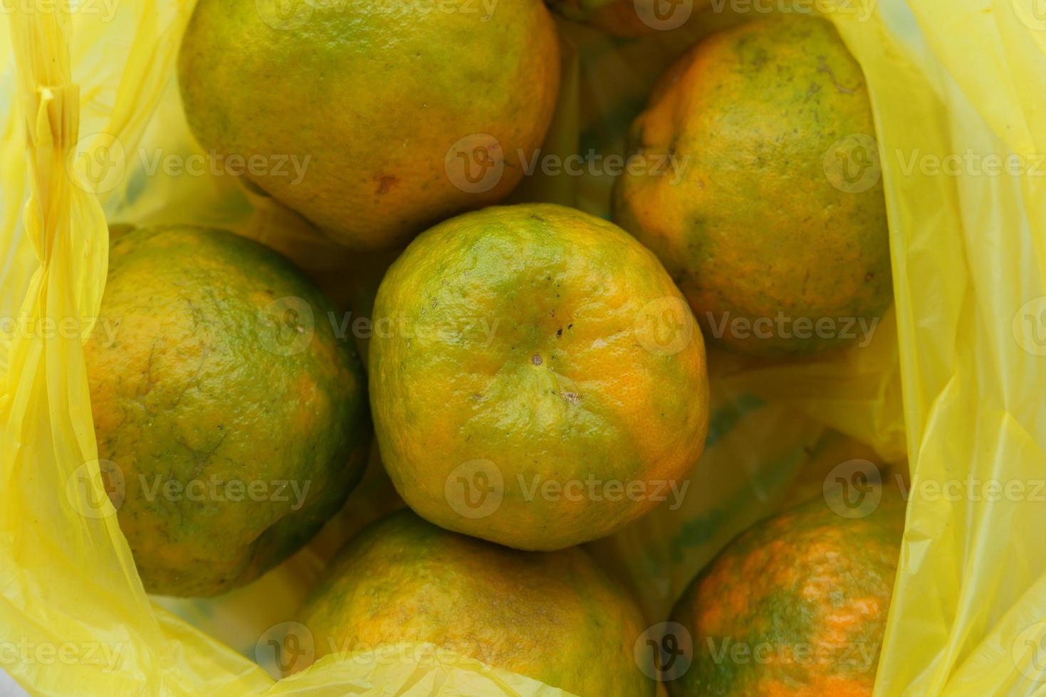 sinaasappels in een boodschappentas foto