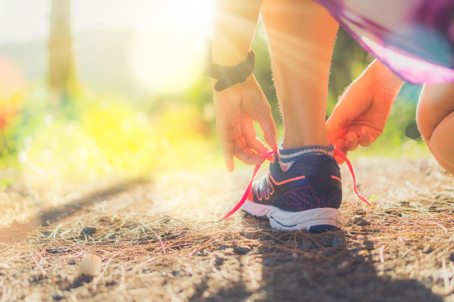 vrouw die hardloopschoenen draagt om te rennen foto