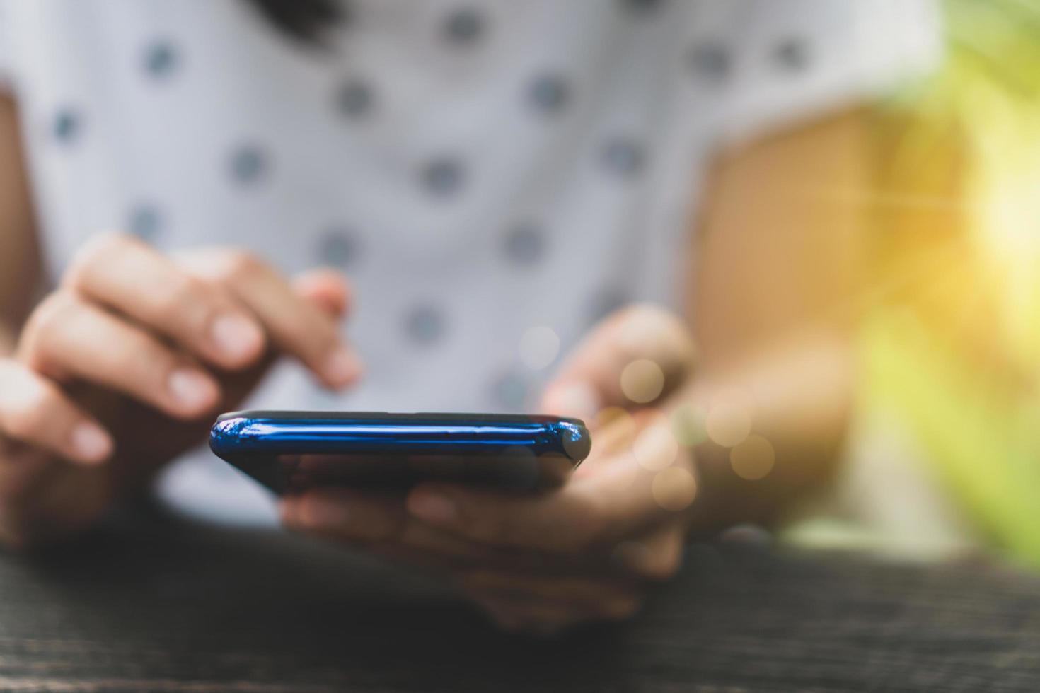 vrouw hand met behulp van een smartphone foto