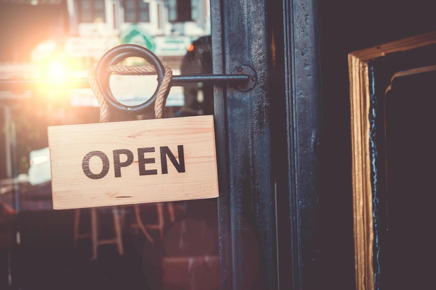 open bord opknoping op deur van zakelijke winkel foto