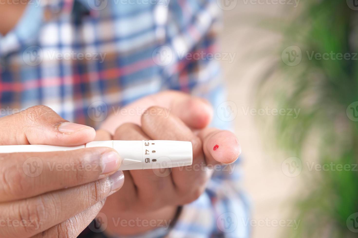 prikkende vinger met wit gereedschap foto