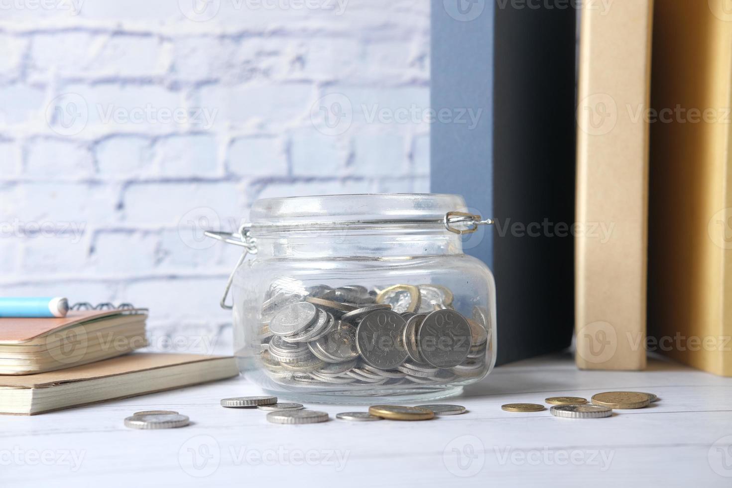 munten bewaren in een pot foto