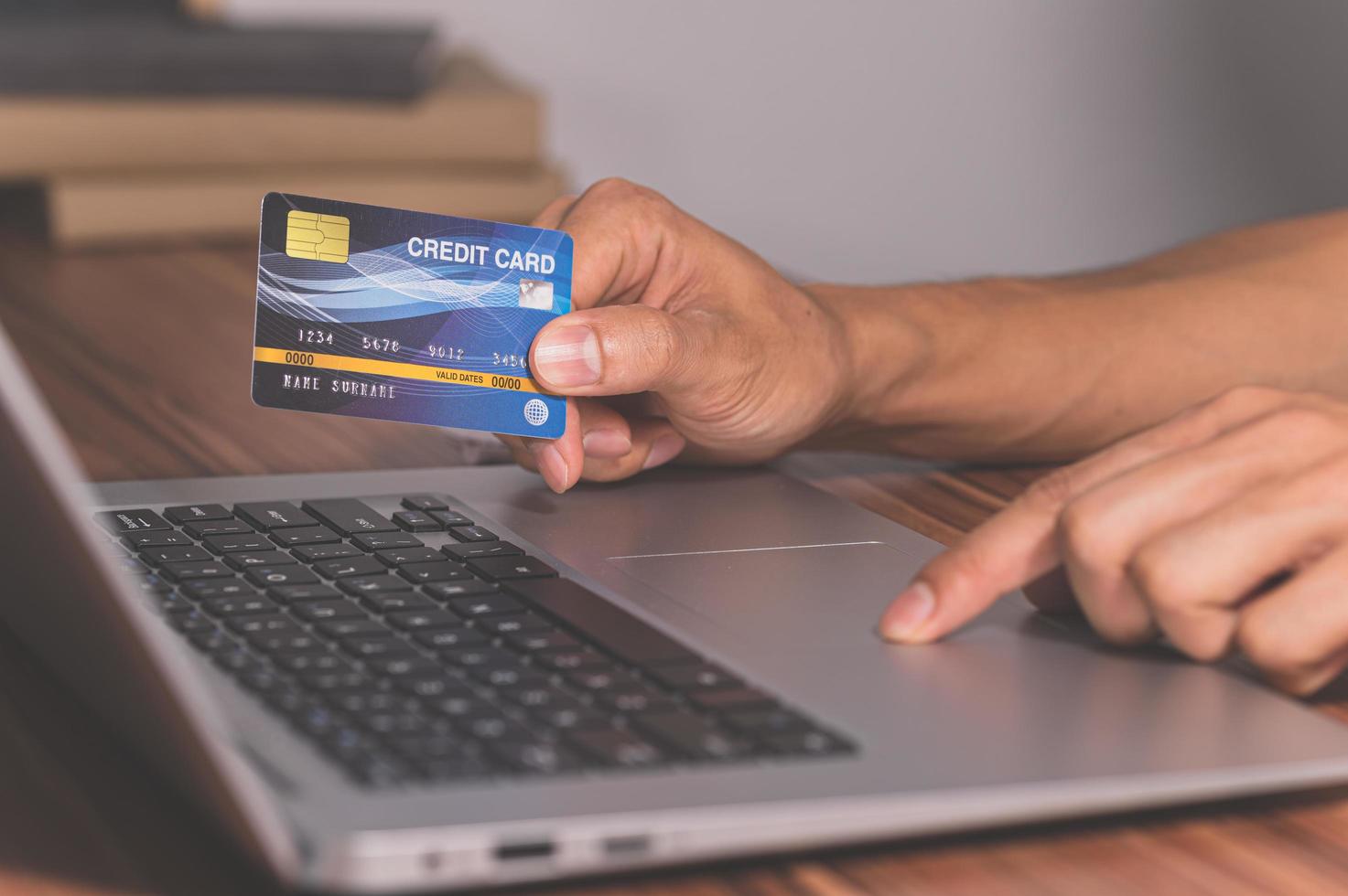 mensen gebruiken creditcards om via computers online te winkelen foto