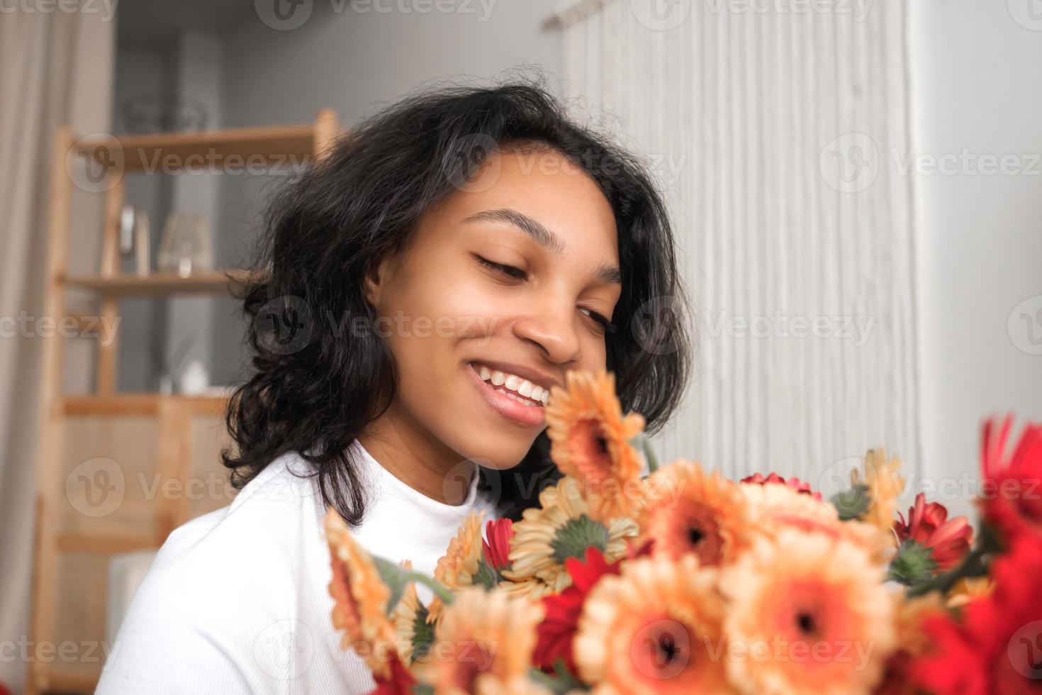 gelukkig Afrikaanse Amerikaans meisje Holding boeket van bloemen.feestdagen viering concept. verjaardag, jubileum of valentijnsdag dag concept.kopie ruimte foto