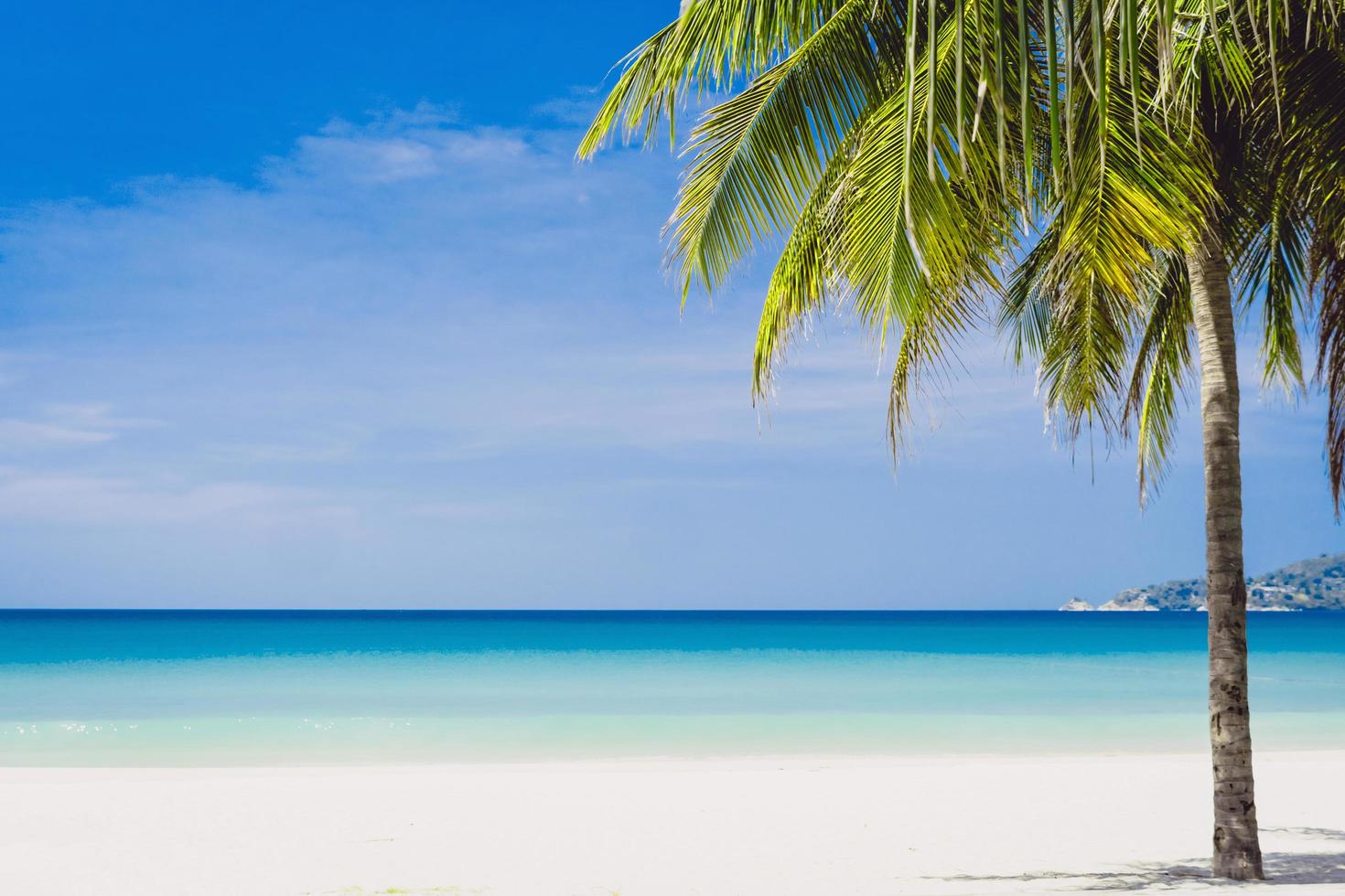 tropisch strand en blauwe hemelachtergrond foto