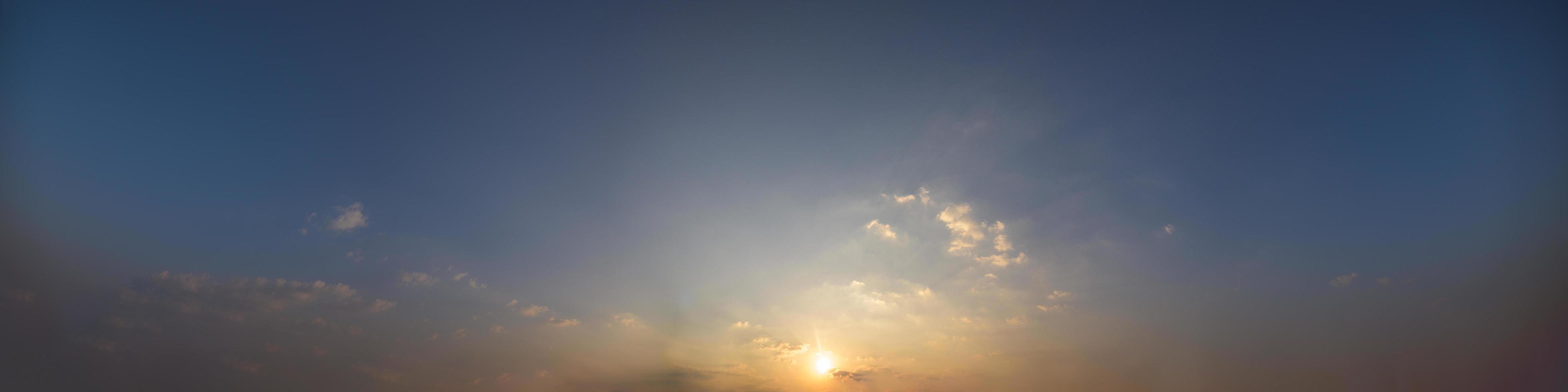 de avondlucht en wolken foto