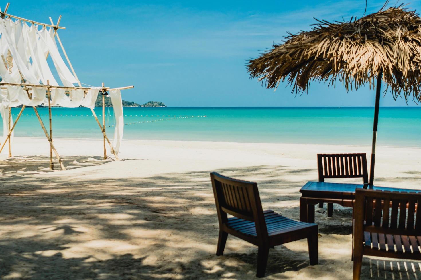 tafel en stoel op tropisch zomerstrand foto