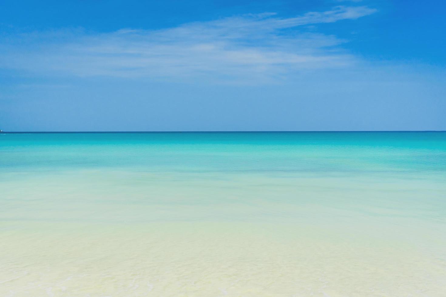 tropisch strand met lichtblauwe hemelachtergrond foto