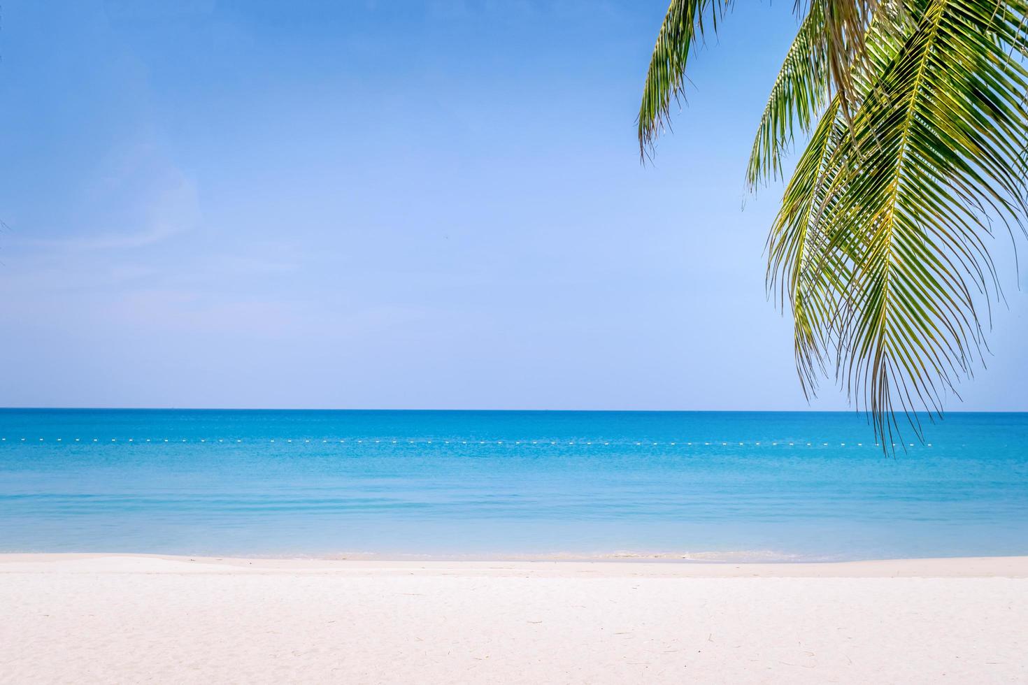 tropisch strand en blauwe hemelachtergrond foto