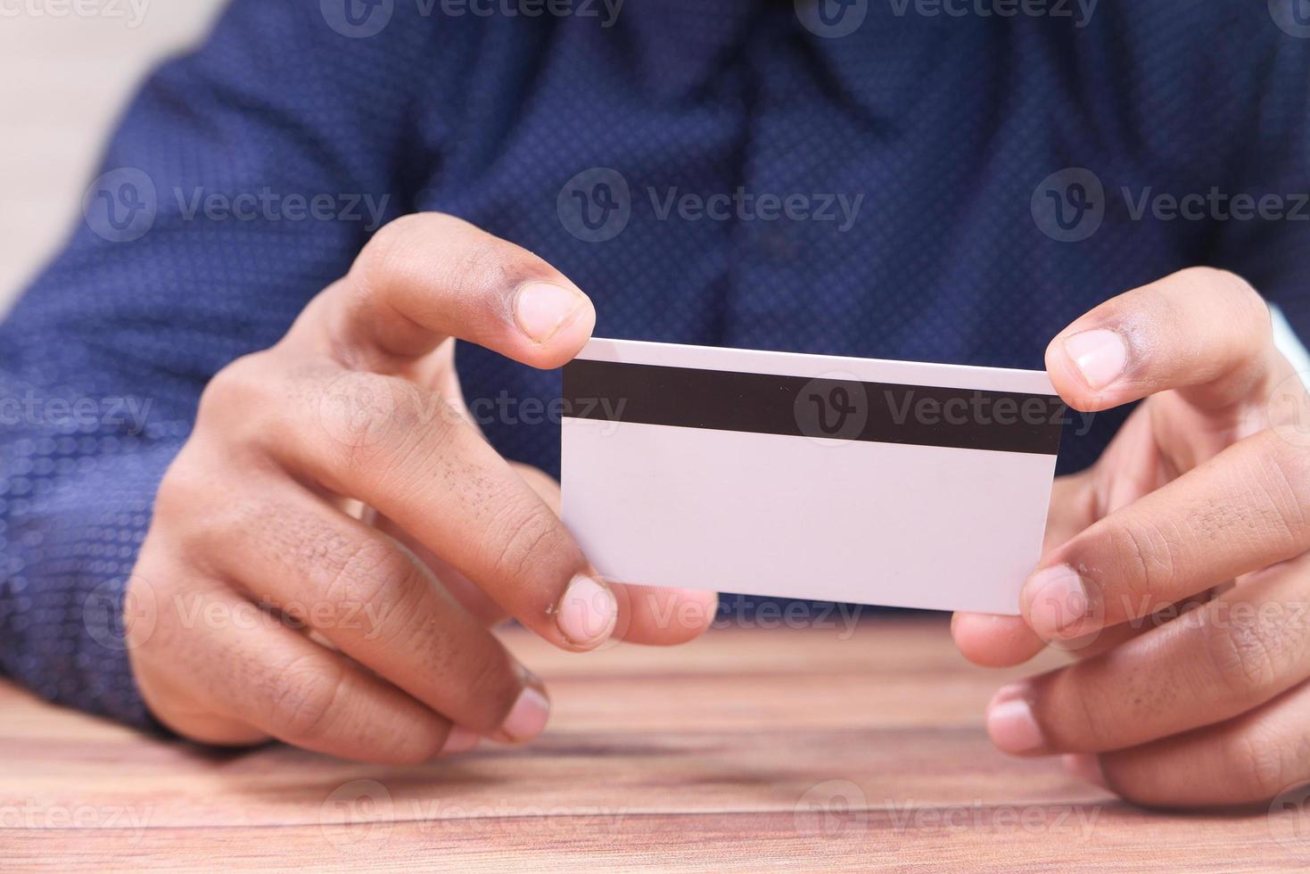 man met creditcard foto