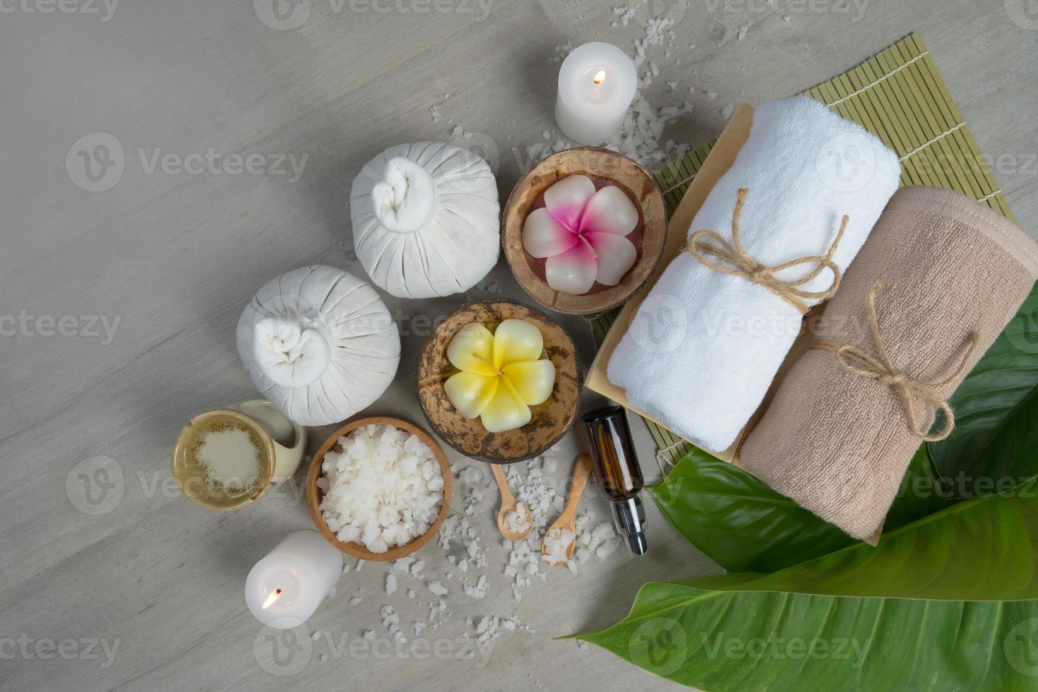 bovenaanzicht, samenstelling van spa-behandeling op houten tafel foto