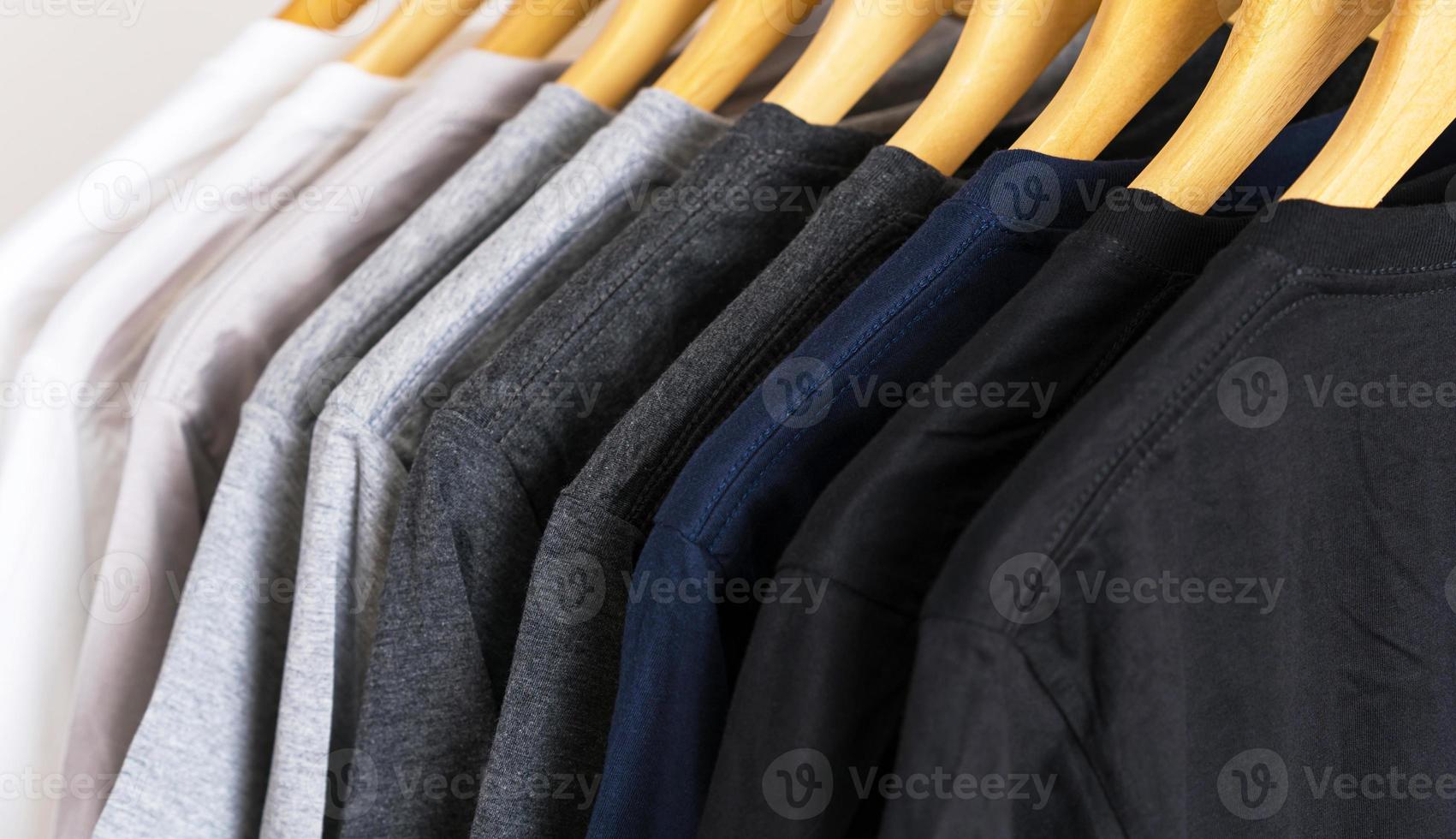 close-up van t-shirts op hangers, kleding achtergrond foto