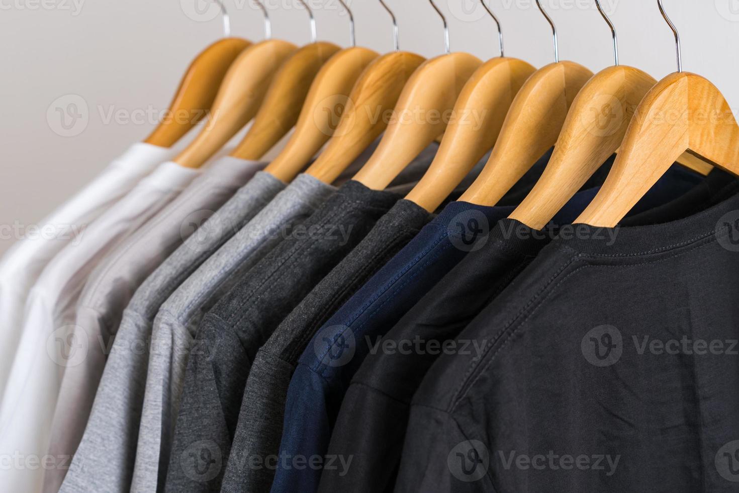 close-up van t-shirts op hangers, kleding achtergrond foto