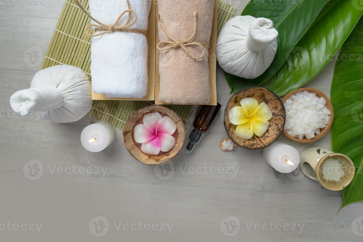 bovenaanzicht, samenstelling van spa-behandeling op houten tafel foto