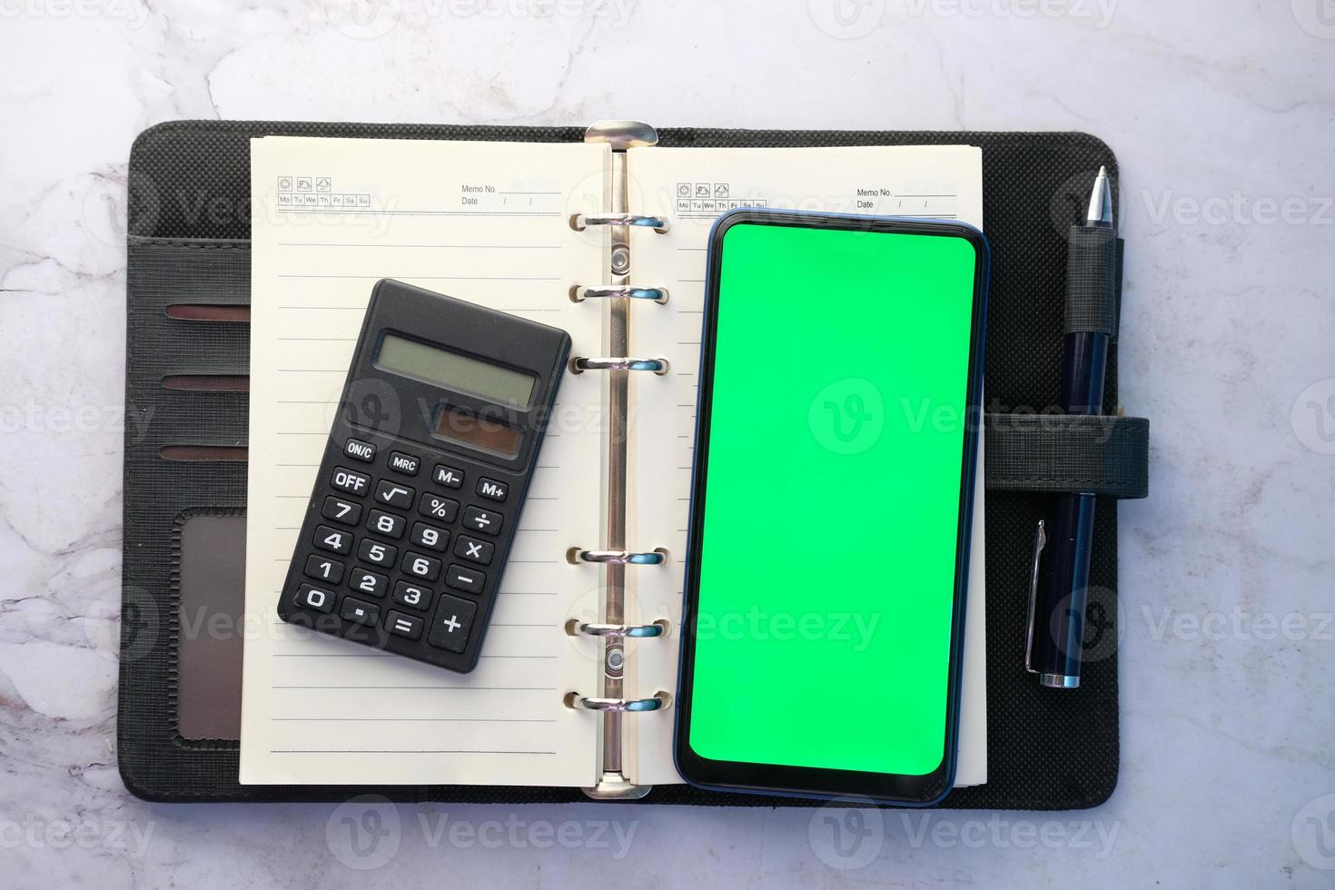 bovenaanzicht van slimme telefoon in een adresboek foto