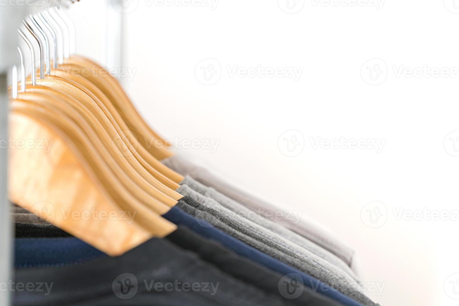 close-up van t-shirts op hangers, kleding achtergrond foto