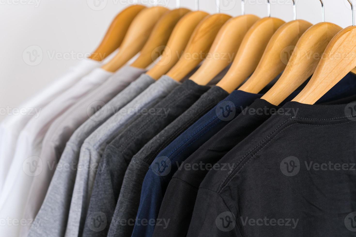 close-up van t-shirts op hangers, kleding achtergrond foto