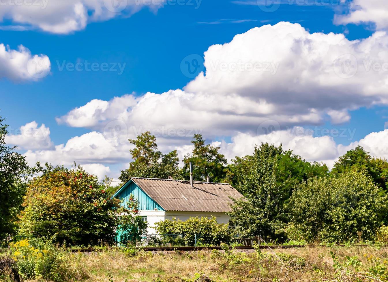 mooi oud verlaten gebouw boerderij huis in platteland Aan natuurlijk achtergrond foto