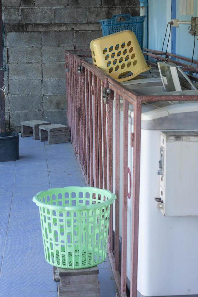 munt bediend het wassen machine, het is een klein bedrijf in de platteland. foto