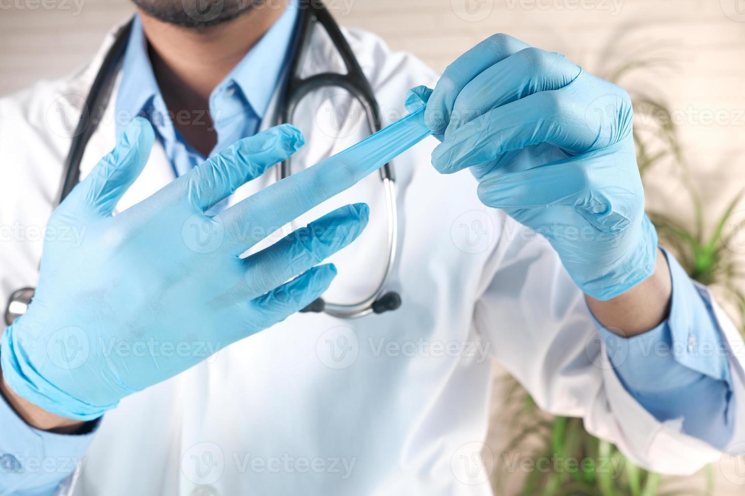 man medische handschoenen verwijderen, close-up foto