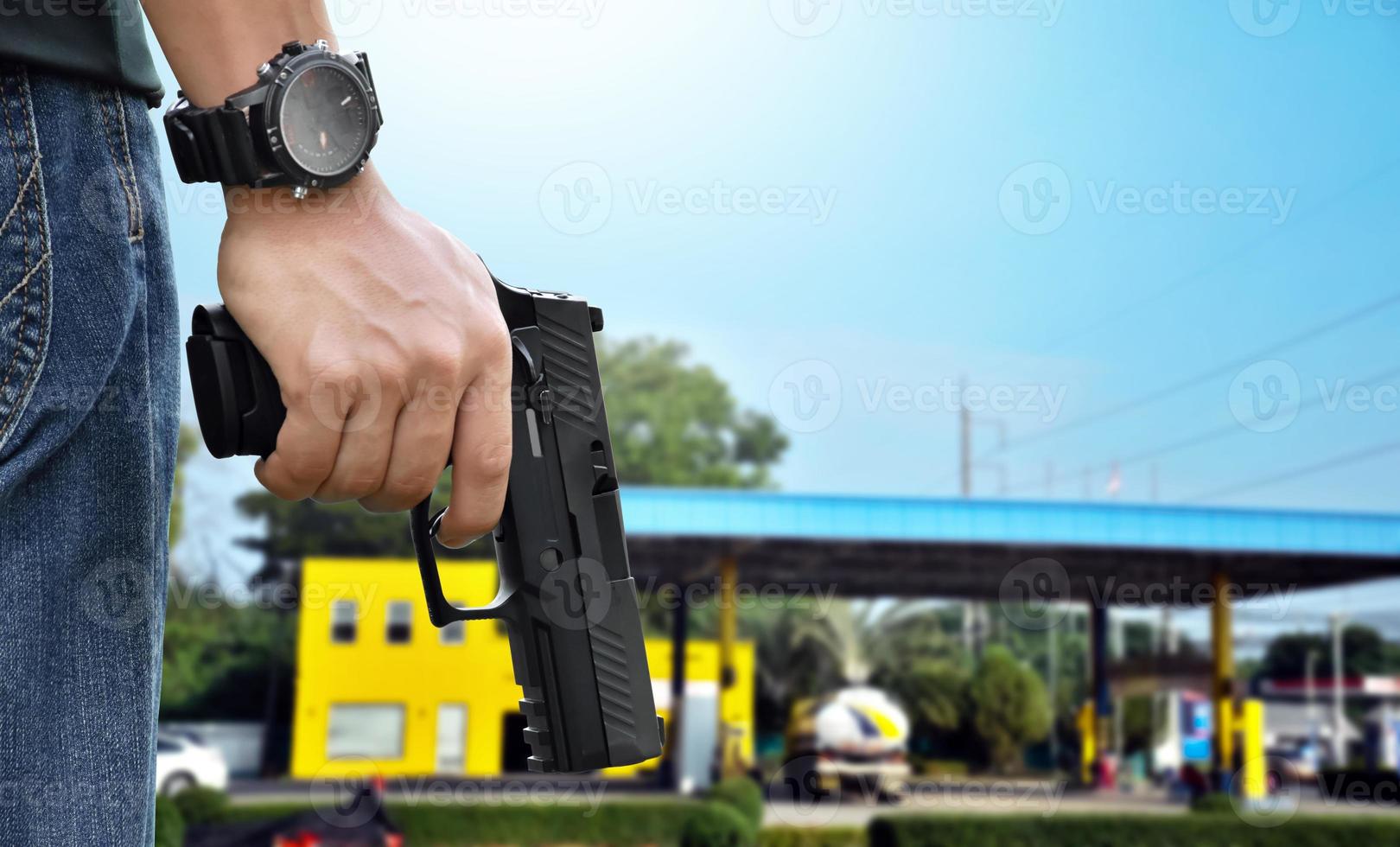 9 mm automatisch pistool in de rechterhand van de schutter, concept voor beveiliging, overval, gangster, lijfwacht over de hele wereld. selectieve focus op pistool. foto