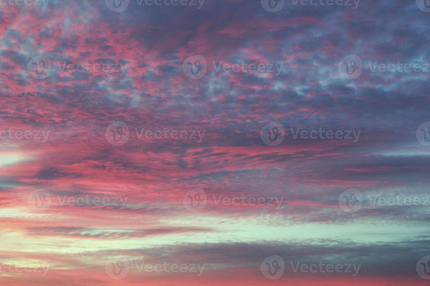 kleurrijk bewolkt schemering mooi lucht stadsgezicht zonsondergang en ochtend- zonsopkomst. dramatisch avond nacht vroeg ochtend- visie. panoramisch natuur achtergrond concept. kopiëren ruimte voor tekst. wereld milieu dag foto