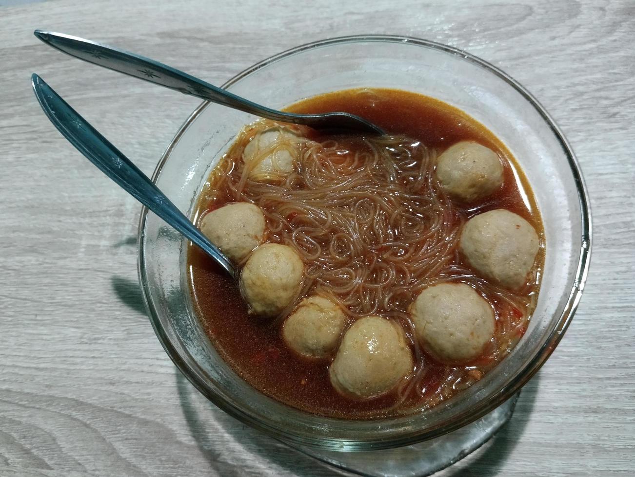 bakso, Indonesisch gehaktbal soep met noedels Aan de tafel foto