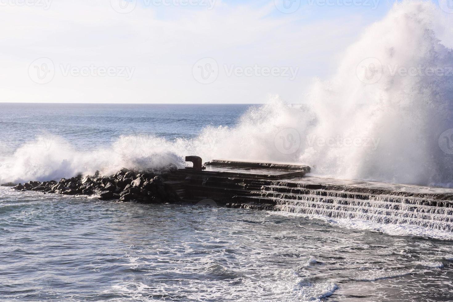 reusachtig golven crashen Aan de kust foto