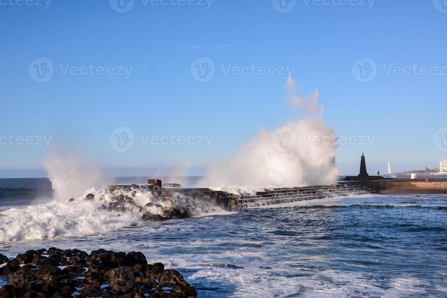 reusachtig golven crashen Aan de kust foto