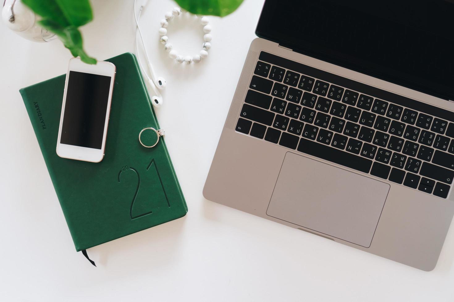 bovenaanzicht van moderne laptop of notebook met telefoon om te werken foto