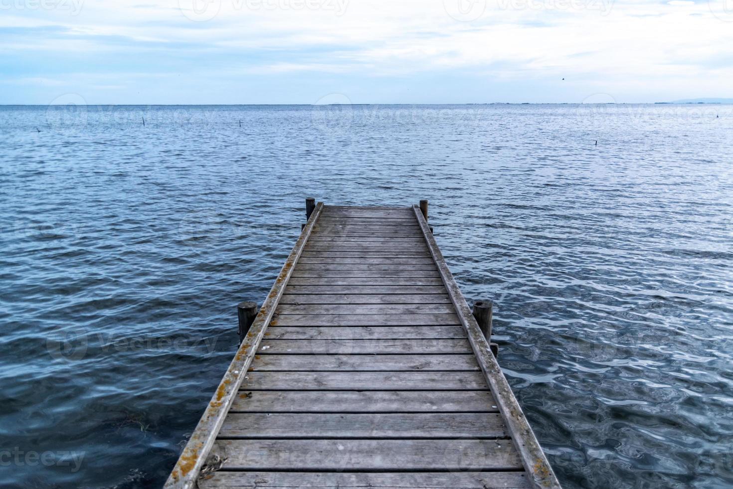 houten steiger aan het meer foto