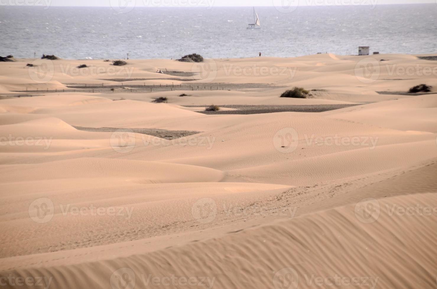 zand duinen door de zee foto