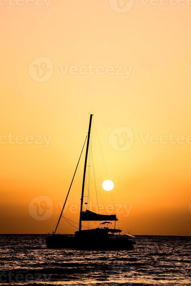 zonsondergang over de zee foto