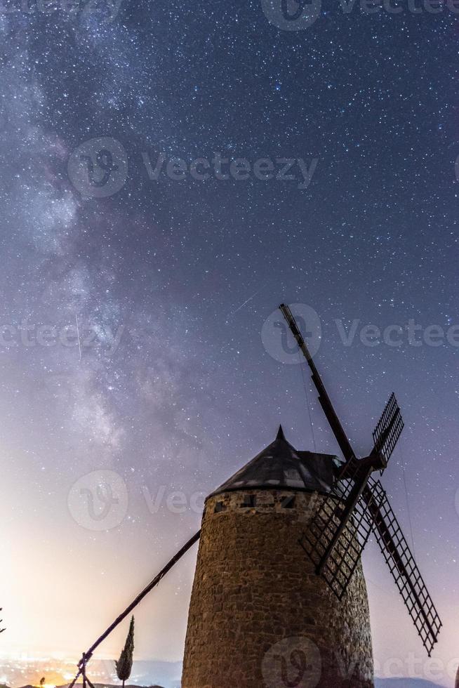 windmolen met de melkweg foto