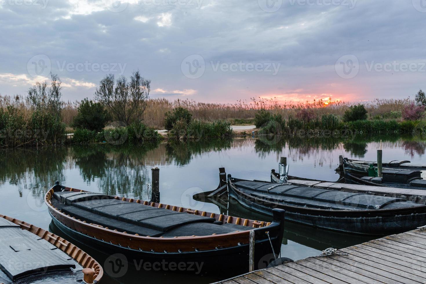 vissersboten in de haven foto