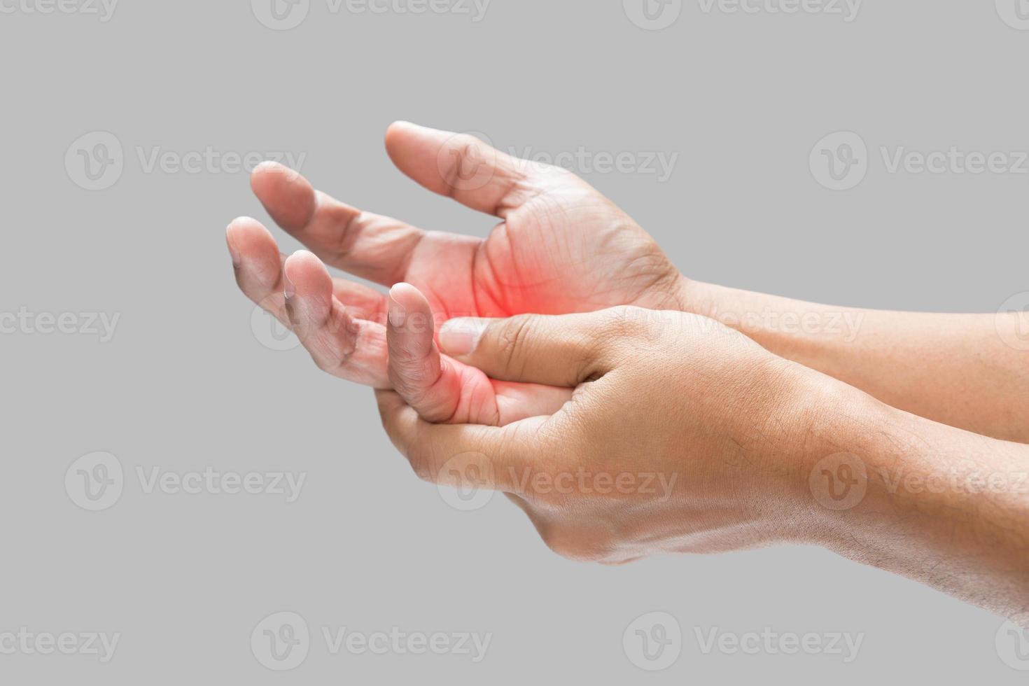 pijn in de palm van hand- veroorzaakt door blauwe plekken of verwonden, geïsoleerd Aan een grijs muur achtergrond. foto