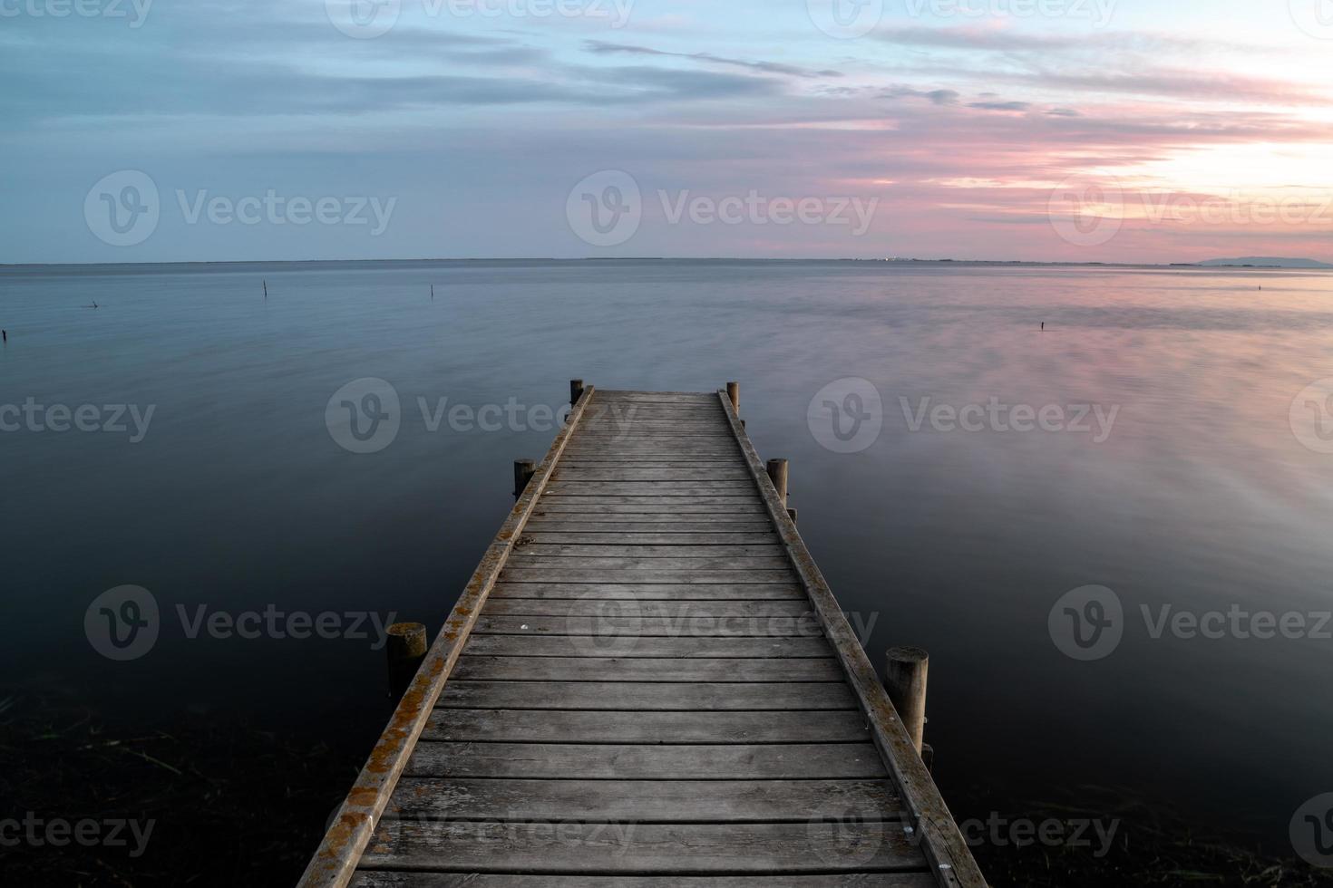 houten steiger aan het meer foto