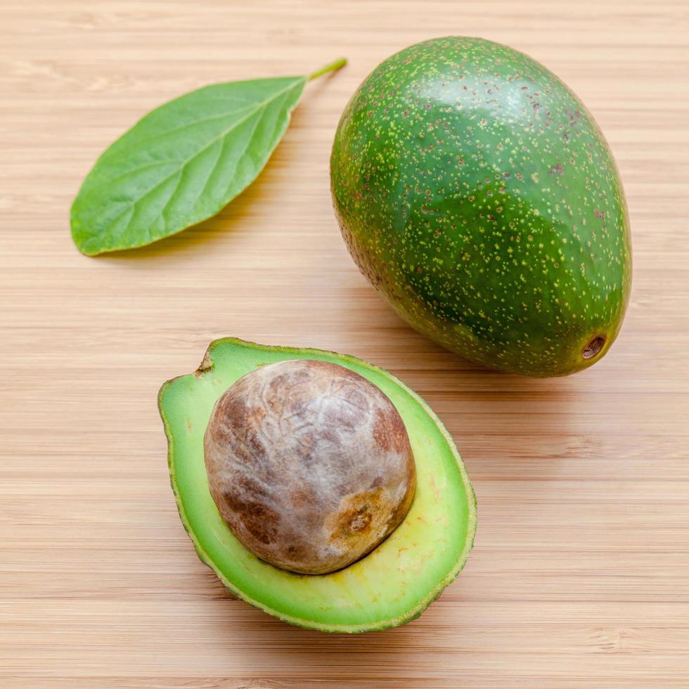 verse avocado op houten achtergrond foto