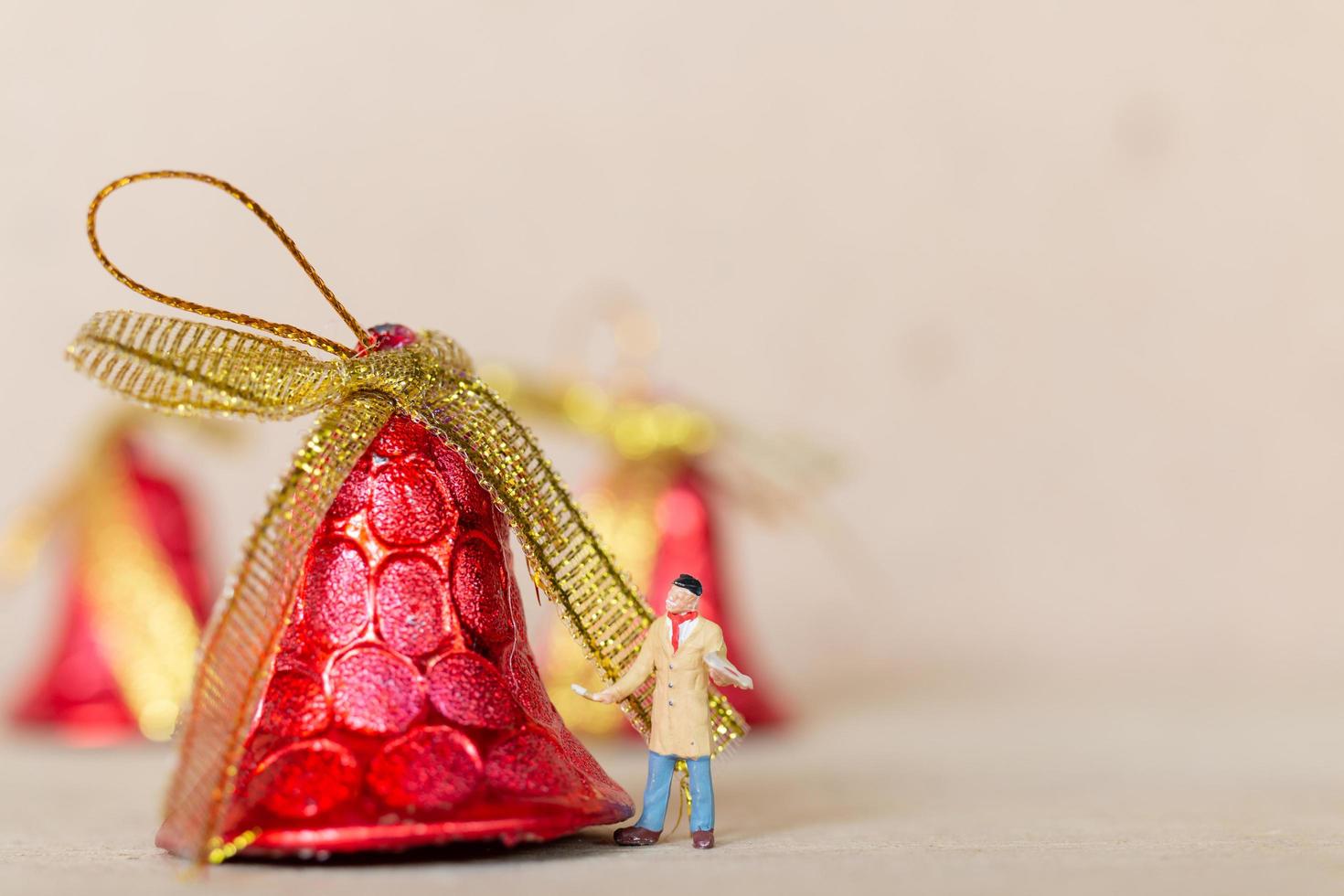miniatuurarbeiders die een concept van Kerstmisdecoratie, Kerstmis en Gelukkig Nieuwjaar schilderen foto
