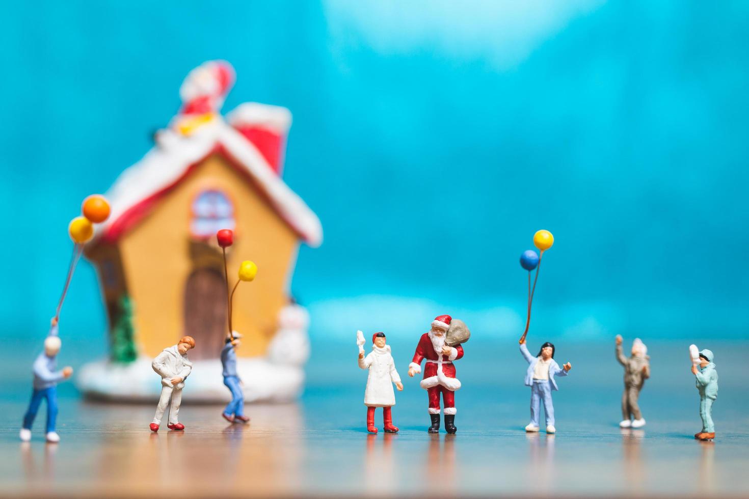 miniatuur gelukkige familie die kerstmis, kerstmis en gelukkig nieuwjaarconcept viert foto
